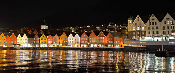 Viertel Bryggen mit bunte Holzhäuser Bergen Stadt an der Südwestküste Norwegens,  umgebende...