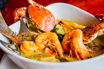 Delicioso caldo de mariscos con cangrejo, pescado, plátano, camarones (Comida típica de Guatemala...
