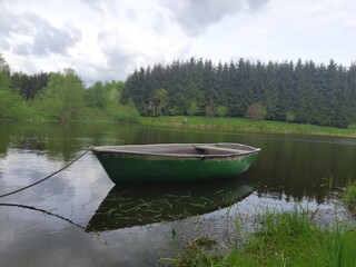 Zielona łódka na małym jeziorze, mazury © Patryk