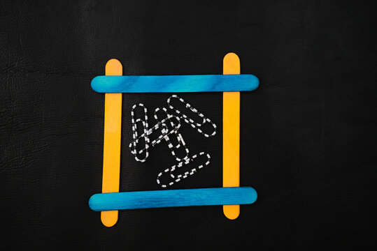 Composici&oacute;n aleg&oacute;rica que, mediante unos palos de helado polo y unos clips rayados, simboliza la figura de un redil, o una prisi&oacute;n la noche.