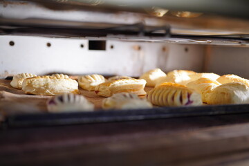 Plunderteilchen im Backofen bereits halb gebacken und aufgegangen