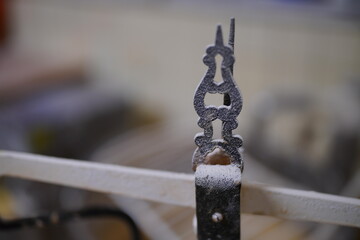 historische Balkenwaage in der Bäckerei in vollem Gebrauch