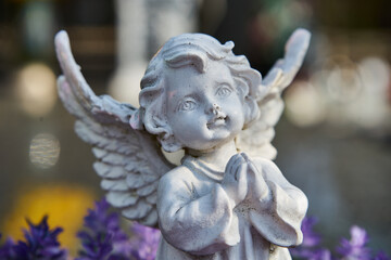 figurka anioła na grobie,  cmentarz - obrazy, fototapety, plakaty