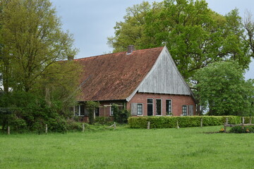 Fototapeta na wymiar old farm house near the village of Denekamp in Twente