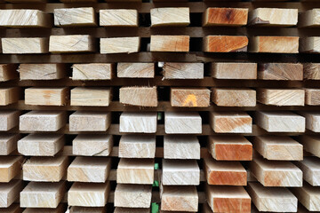 Drewniane belki z surowego drewna ułożone w deseń. 