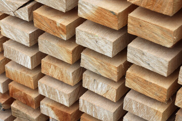 Drewniane belki z surowego drewna ułożone w deseń.  - obrazy, fototapety, plakaty