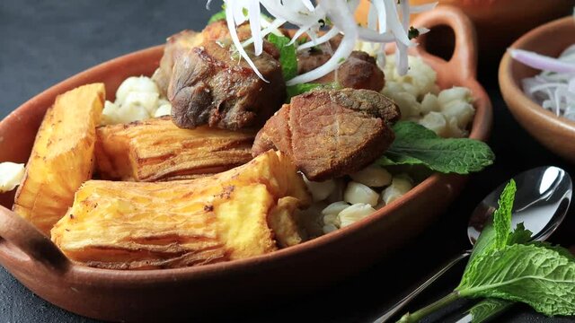 colocando cebolla picada al rico chicharr&oacute;n comida peruana