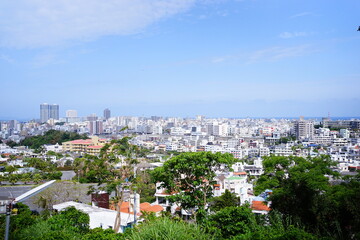 Obraz premium Aerial view of Naha city and sea shore in Okinawa, japan - 沖縄 那覇市の街並みと海