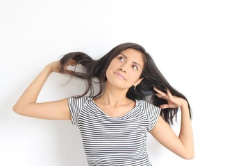 Mujer sonriendo cogiendo su cabello