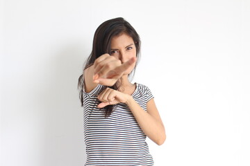 Mujer mostrando el dedo índice
