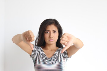 Mujer  con pulgares abajo y expresión de disgusto.