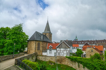 Fototapeta na wymiar Altstadt und historische Kirche in Hattingen Blankenstein
