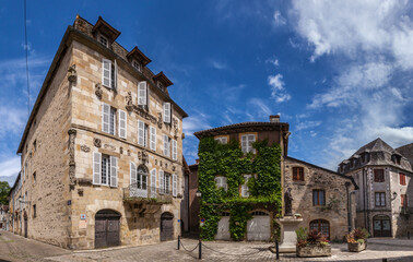 Fototapeta na wymiar Beaulieu-sur-Dordogne (Corrèze, France) - Vue panoramique de la place de la Bridolle et de la maison renaissance