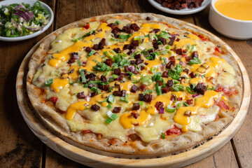 pizza con queso cheddar y panceta