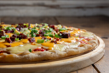 pizza con queso cheddar y panceta