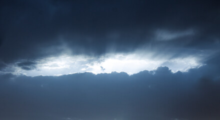 Obraz premium Time lapse of clouds.Sunlight passing through clouds.Sunlight and clouds in the sky.Cloud.Cloudy sky.Sunlight.Sunrays.Natural phenomenon.Blue sky with clouds.Sunrays pass through clouds in the sky.