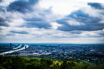 Fototapeta na wymiar ハイリゲンシュタット駅からカーレンベルクの丘へ　丘から眺めるウィーン市街などの風景