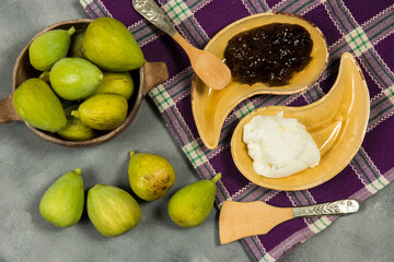 Fresh figs with ingredients on the table.
