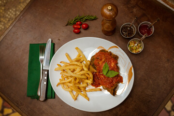 Fil&eacute; &agrave; parmegiana com batata frita