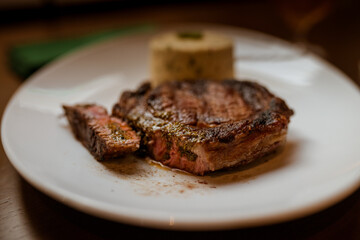 Bife de chorizo com farofa