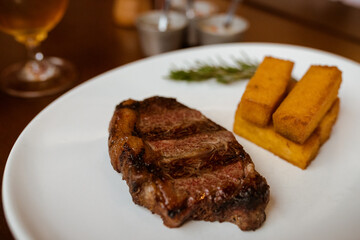 Carne com polenta