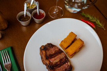 Carne com polenta frita