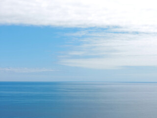 Fototapeta na wymiar Reflejo del cielo en el mar 2 colores