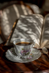 Momento de relax, con café y libro.	(Time to relax, with coffee and a book.)