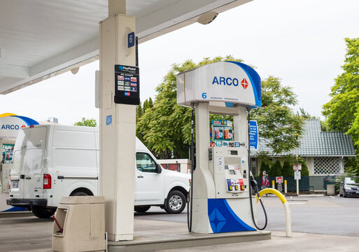 Well maintained Arco Gas Station provides excellent service for customers. Salem, Oregon, USA