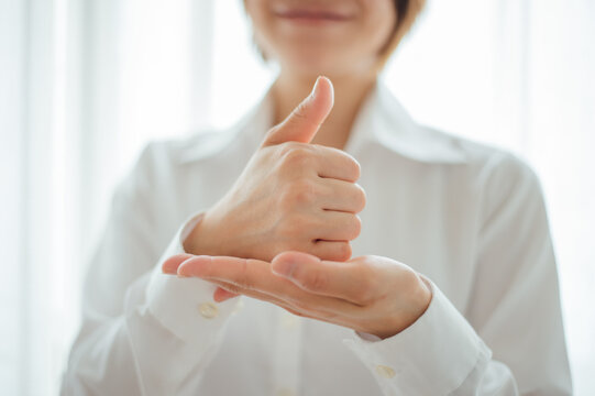 手話」の写真素材 | 377,983件の無料イラスト画像 | Adobe Stock