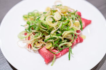 美味しそうな肉の写真。焼肉店。焼く前。