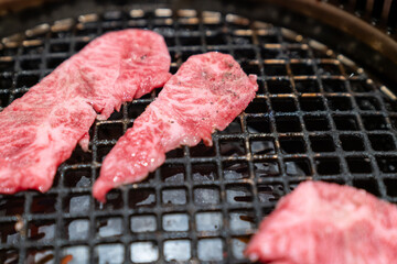 焼肉屋で撮影した美味しそうな焼肉の写真