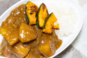 美味しそうなカレーライスの写真