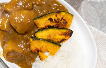 美味しそうなカレーライスの写真