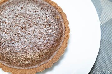 美味しそうなチョコタルトケーキの写真