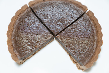 美味しそうなチョコタルトケーキの写真