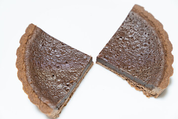 美味しそうなチョコタルトケーキの写真