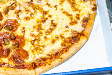 美味しそうな宅配ピザの写真