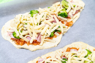 美味しそうな手作りピザの写真。調理中。