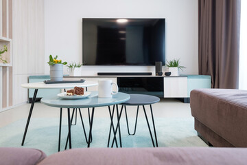 Contemporary living room - wall with TV and table