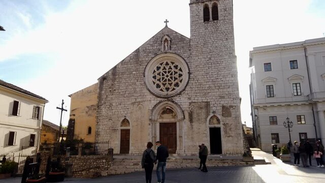 veduta dell'antica chiesa, in stile romanico, sita al centro della cittadina di Alatri, in provincia di Frosinone.