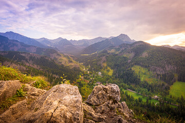 Fototapeta na wymiar Zachód słońca nad Tatrami podziwiany z Nosala. Zakopane - Kalatówki, Dolina Bystrej