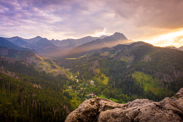 Zachód słońca nad Tatrami podziwiany z Nosala. Zakopane - Kalatówki, Dolina Bystrej