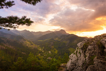 Fototapeta na wymiar Zachód słońca nad Tatrami podziwiany z Nosala. Zakopane - Kalatówki, Dolina Bystrej