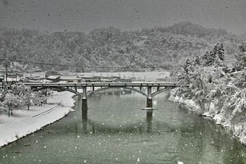 冬のメガネ橋の風景（山形県大江町）

