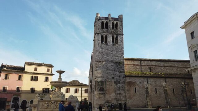 veduta dell'antica chiesa, in stile romanico, sita al centro della cittadina di Alatri, in provincia di Frosinone.
