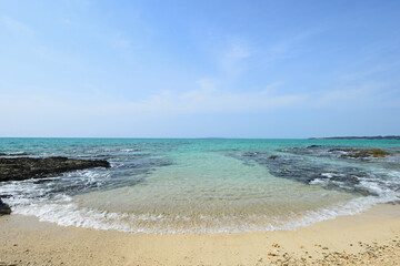沖縄の白い砂浜と青い海