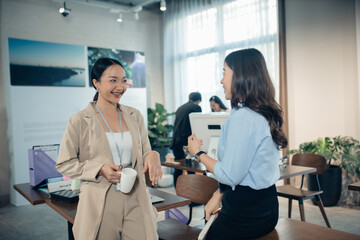 Obraz premium Asian women business team talking having fun enjoy conversation good friendly relations walking in office
