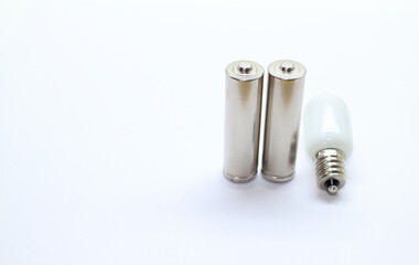 2本の電池の横にある電球