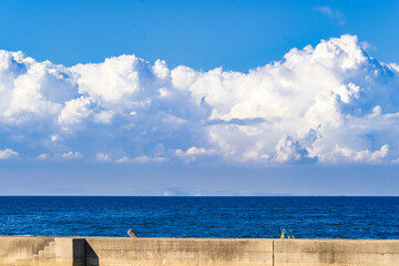 【夏】入道雲が浮かんでいる海の自然風景　香川県
